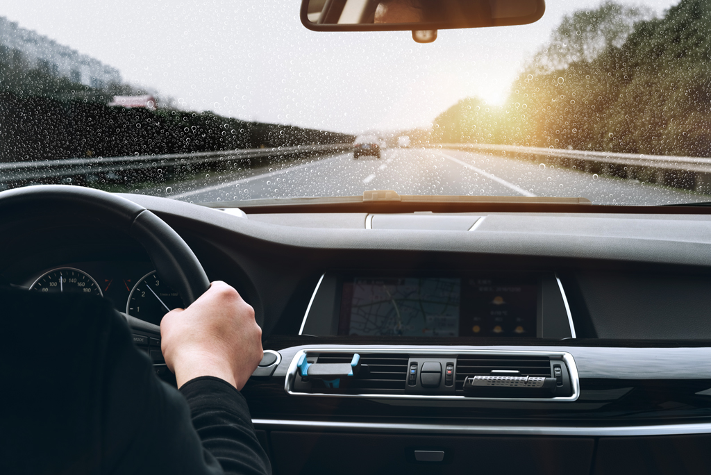 Eingeschränkte Sicht wegen Regentropfen aus einer Autoscheibe ohne Nanoversiegelung