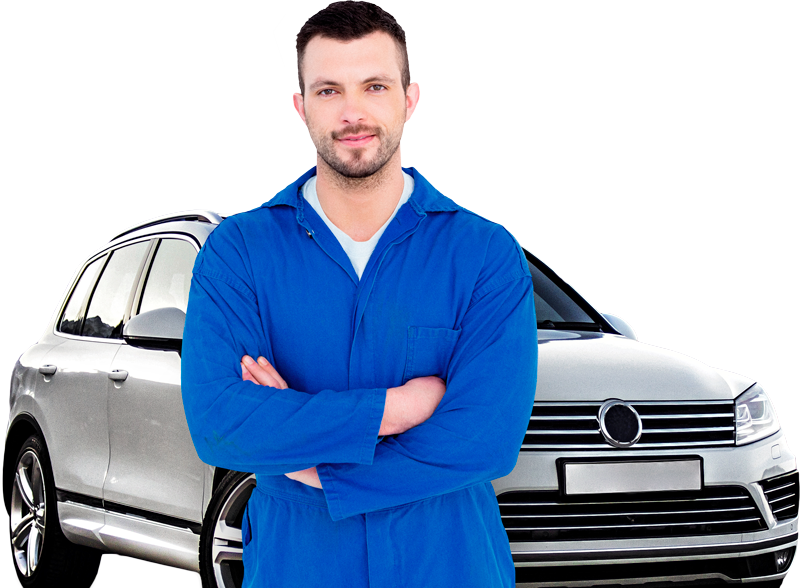 Mann im blauen Anzug steht vor einem Auto